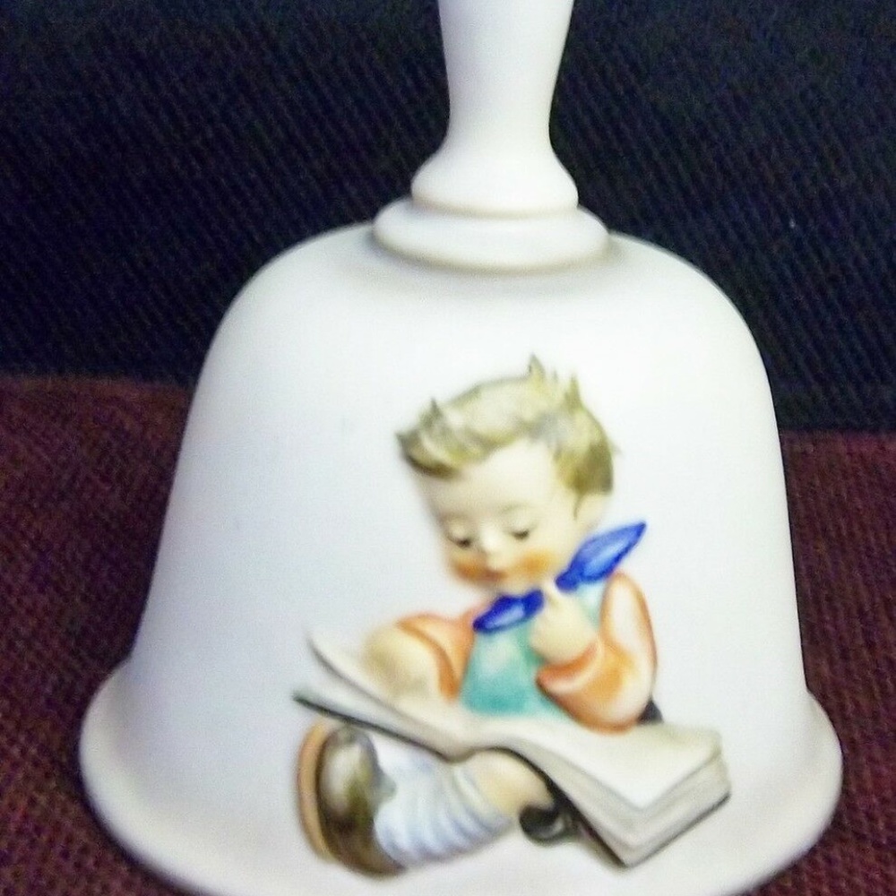 VINTAGE M.J.HUMMEL ANNUAL BELL 1980 IN BAS-RELIEF.